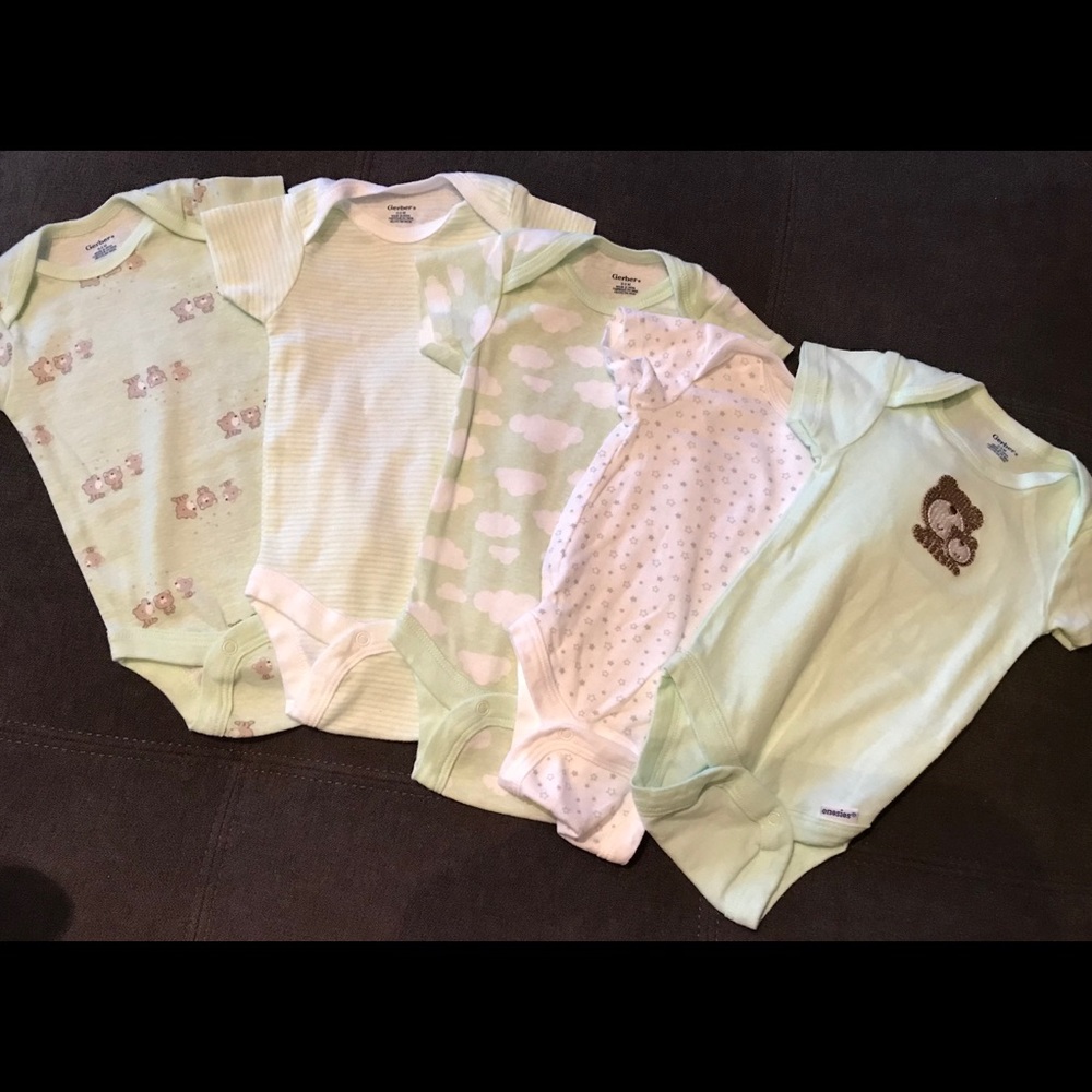 NWOT lot of 5 Gerber matching 0-3 Month onesies